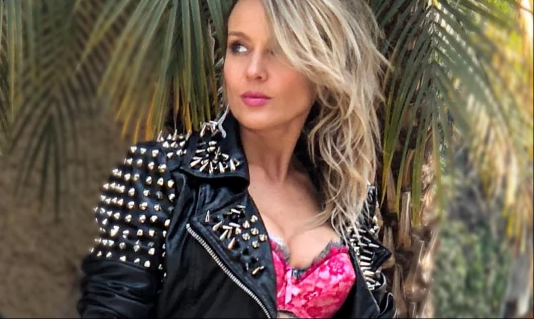 Fey luce espectacular bikini en su cumpleaños 45