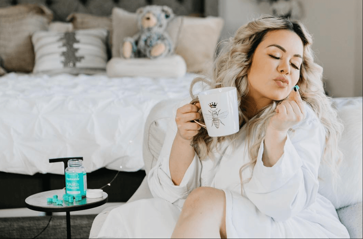 A diferencia de casi toda la decoración de la casa, la habitación de Chiquis cuenta con muebles de color gris y blanco, que combinan a la perfección.