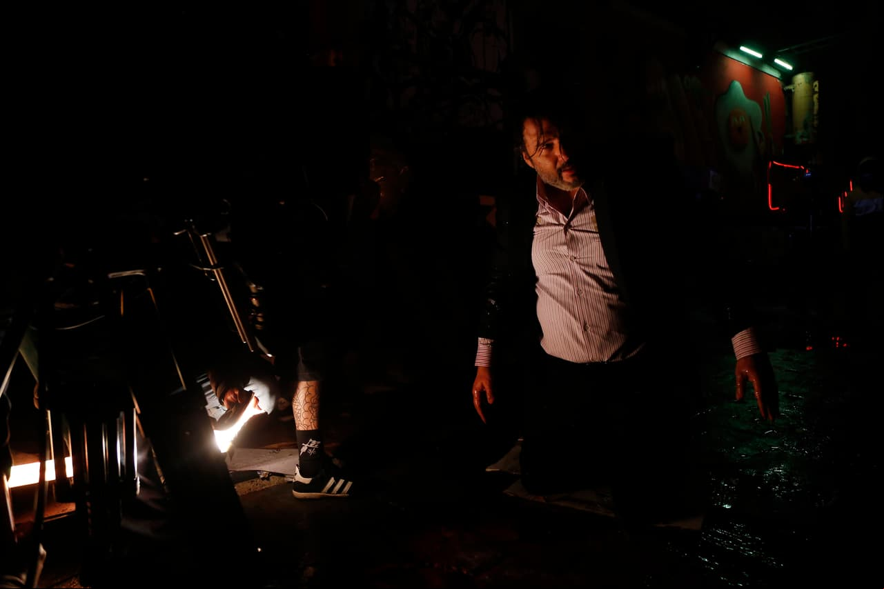Aquí el actor Rodrigo Abed ensayando la escena.