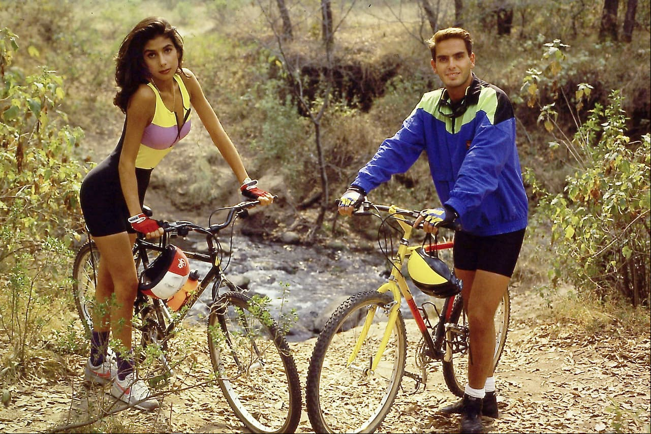 El primero y más publicitado romance de Paty, fue con Xavier Ortíz, su compañero de 'Garibaldi' y quien fuera su pareja por más de 15 años. Los famosos se conocieron en 1989 cuando ambos se integraron al grupo. Sobre este romance, Manterola habló en marzo de 2017 con el programa 'Suelta la Sopa'."Fue mi primer amor de mi etapa adulta. (...) Xavi y yo tuvimos varios truenes en nuestra historia (...) Después de esta historia de 10 años de cortar y no cortar, y regresar, nos casamos".