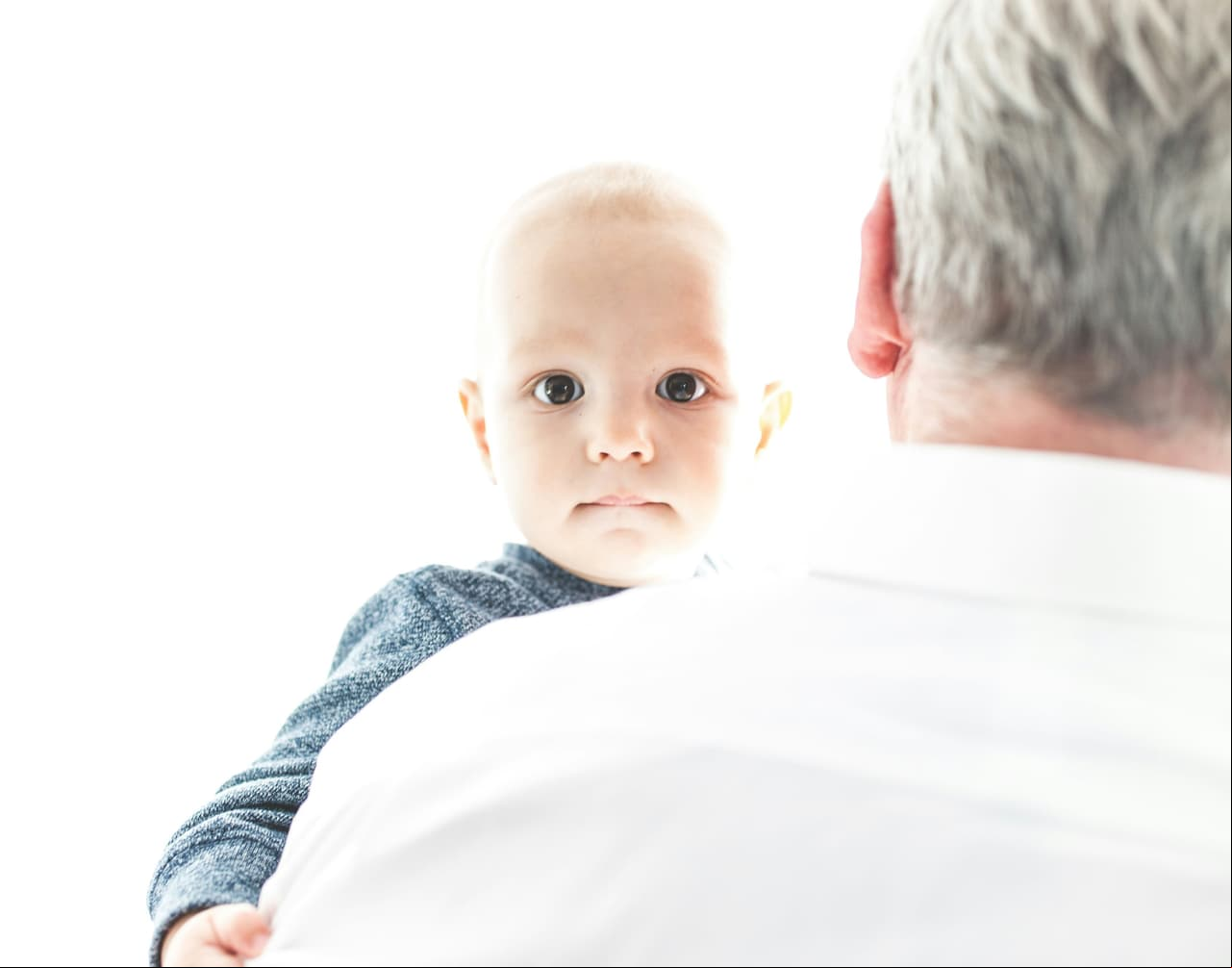 bebé con abuelo