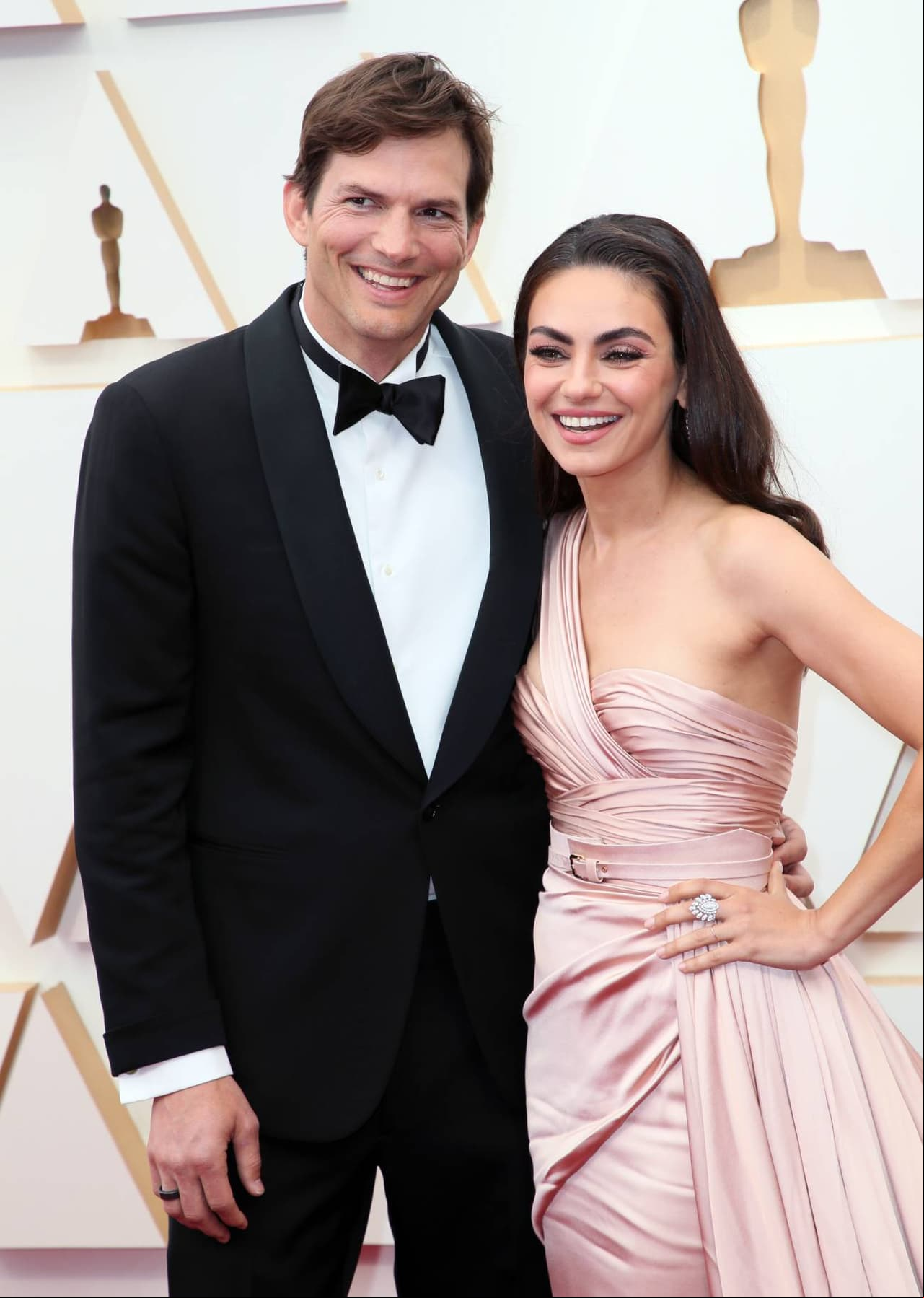 Ashton Kutcher y Mila Kunis en la alfombra roja de los Premios Oscar de 2022.