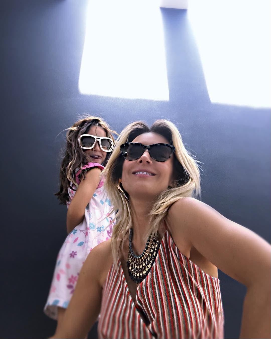 Fey es una de las famosas más celosas de su vida privada, por lo que son pocas las veces que muestra en sus redes sociales fotografías de su única hija. Sin embargo, con motivo del cumpleaños número 10 de Isabella, la cantante compartió una serie de imágenes de la pequeña, impactando a sus seguidores con lo grande que luce la pequeña.