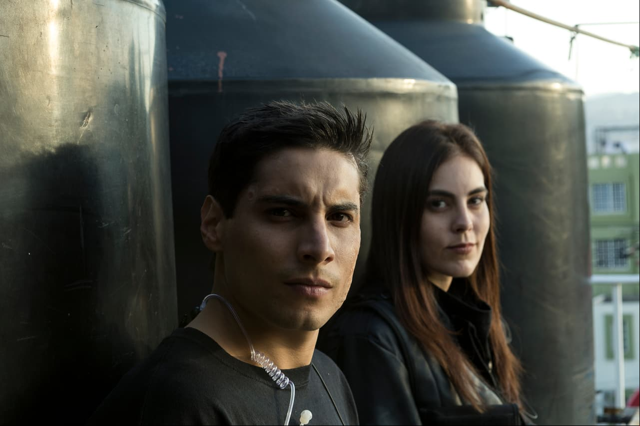 Álex Perea y Jackie Sauza se toman un descanso entre las rudas escenas de acción.