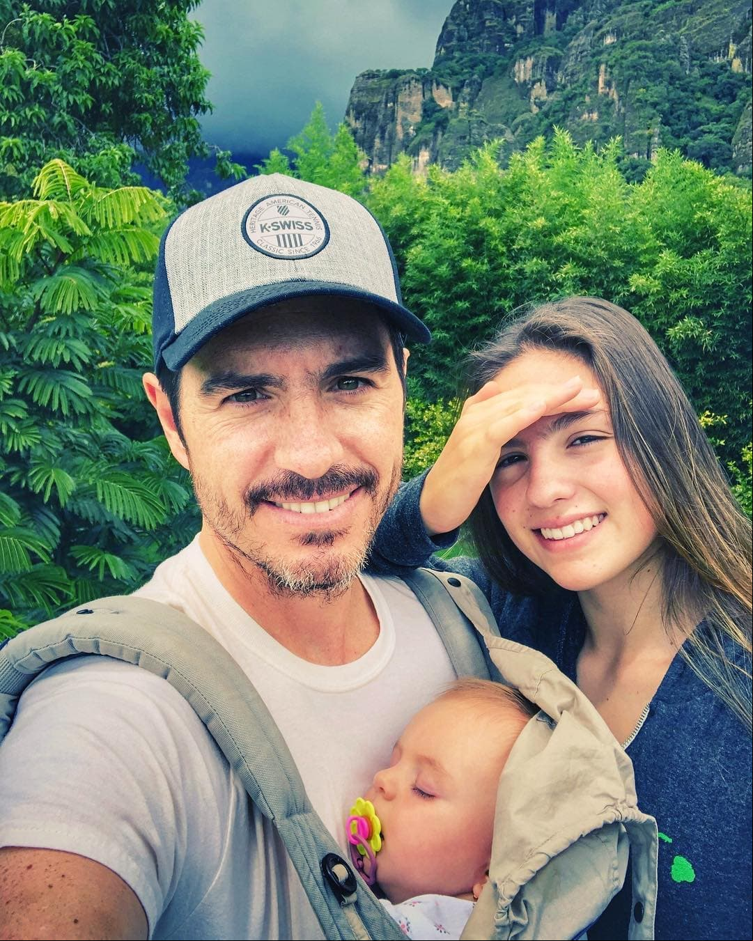 Lorenza y Kailani: ambas son hijas del actor Mauricio Ochmann. La primera es hija de María José del Valle Prieto, mientras que la segunda es fruto de su matrimonio con Aislinn Derbez.