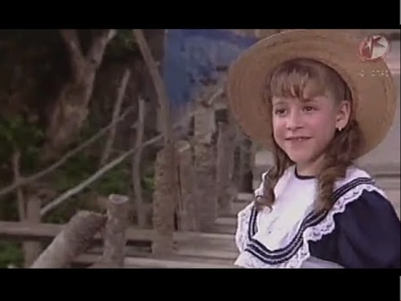 Desde muy joven inició su carrera actoral en proyectos como 'Plaza Sésamo' y las telenovelas 'María Isabel' (1997) y 'Una Luz en el Camino' (1998).