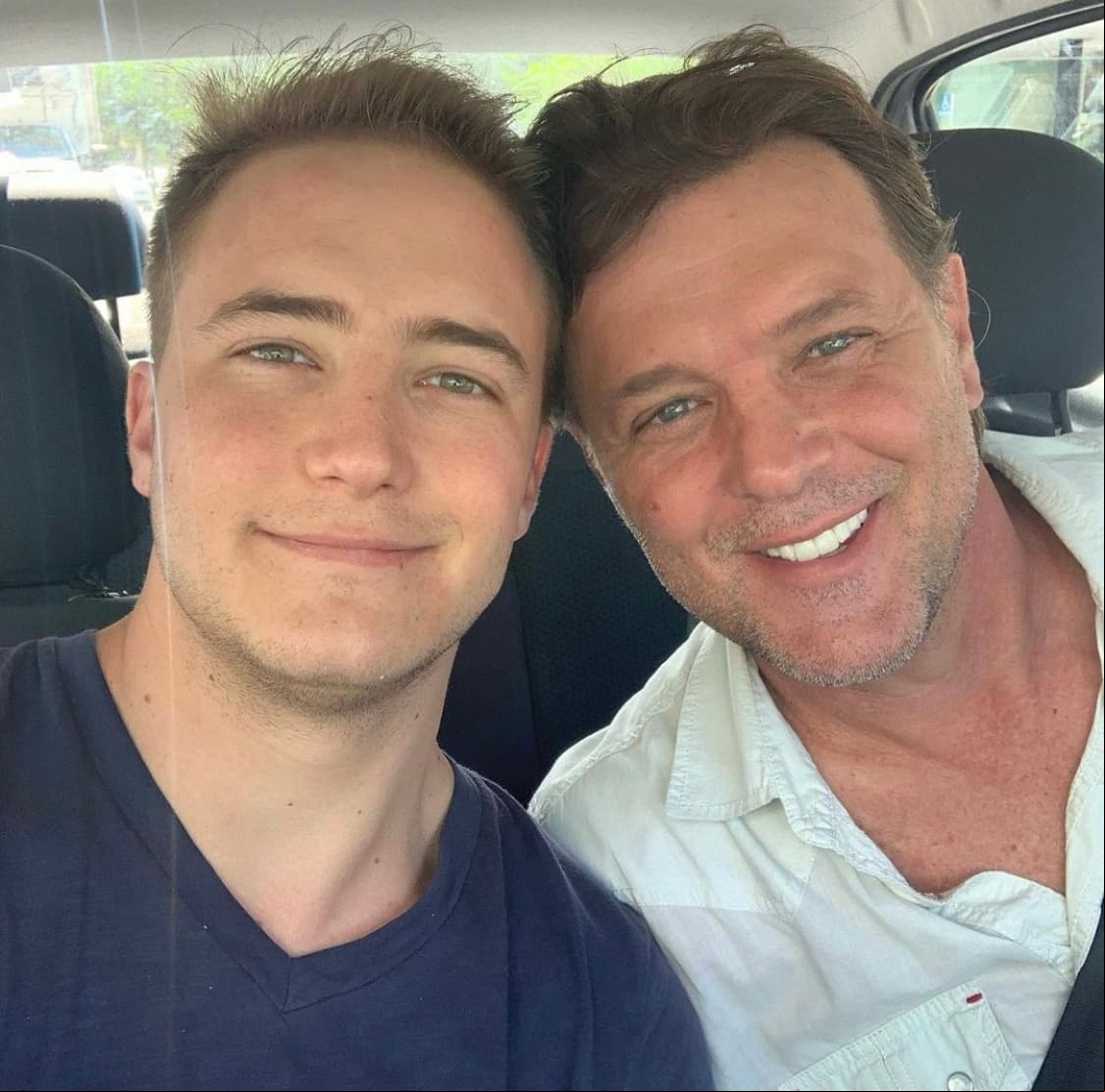 En cuanto a su vida privda, Yannick se muestra como un joven apegado a su familia y amigos, que disfruta de los viajes.