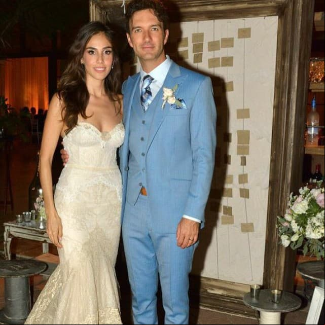 La feliz pareja se convirtieron en marido y mujer ante la presencia de sus amigos y familiares frente al Oceáno Pacífico.