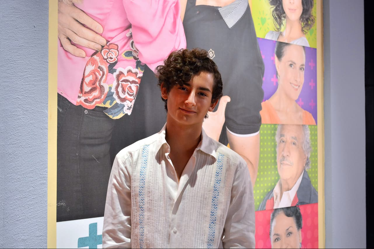 En 2017 comenzaría su gran aventura en la actuación en la telenovela ‘Mi Marido Tiene Familia’, en la que se dio a conocer al inolvidable ‘Aristóteles Córcega’.