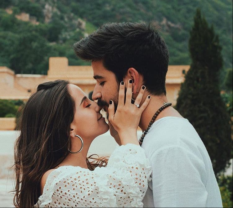 “Francisco Ponce, quien trabaja en Telemundo, le dije: ‘le quiero pedir matrimonio a Evaluna’, yo necesito que le hables a ella para decirle: ‘necesitamos que vengas a presentar un corto animado, por favor, tú que tienes familia y mil amigos necesitamos que la sala esté llena”. Sin sospechar, la joven logró asistir al lugar sin saber lo que ocurriría.