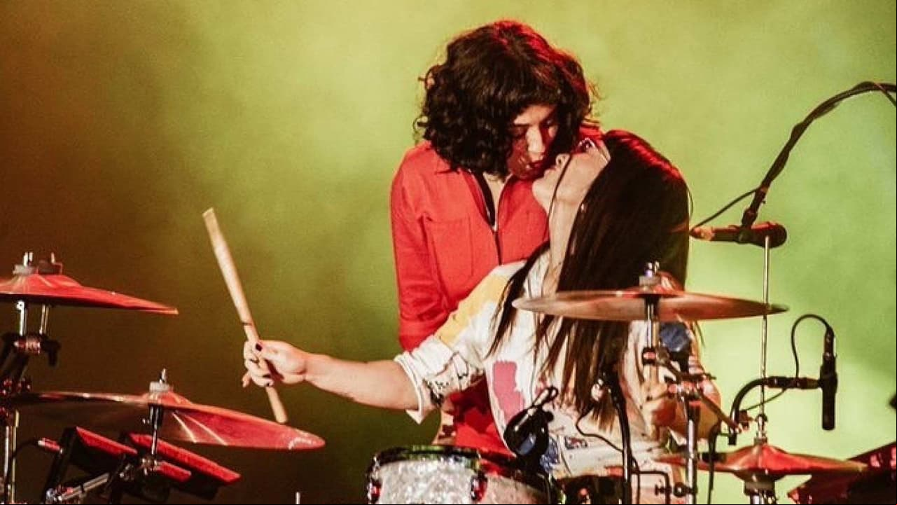 VIDEO: Mon Laferte protagoniza tierno beso con su baterista durante un concierto