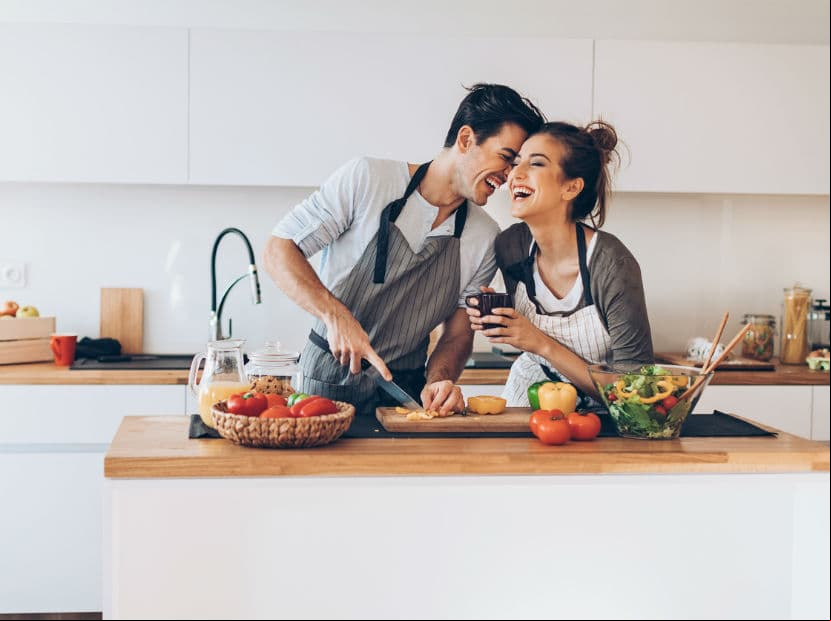 Son la pareja perfecta, pues Libra es un excelente amante y muy tolerante. Mientras que Géminis busca escapar de la rutina y realizar varias tareas de forma simultánea. La combinación de energía y paciencia los equilibra muy bien.