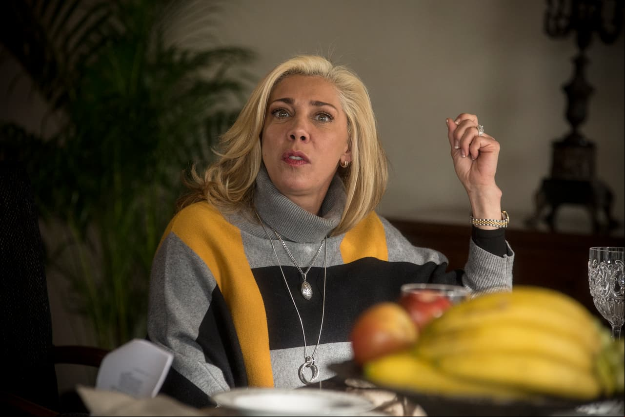 Cynthia Klitbo da vida a 'Dora Perdomo', una mujer que hará lo que sea con tal de defender a su familia.
<br>
<br>
<i>'El Dragón', de lunes a viernes 9:30 pm. con Las Estrellas.</i>