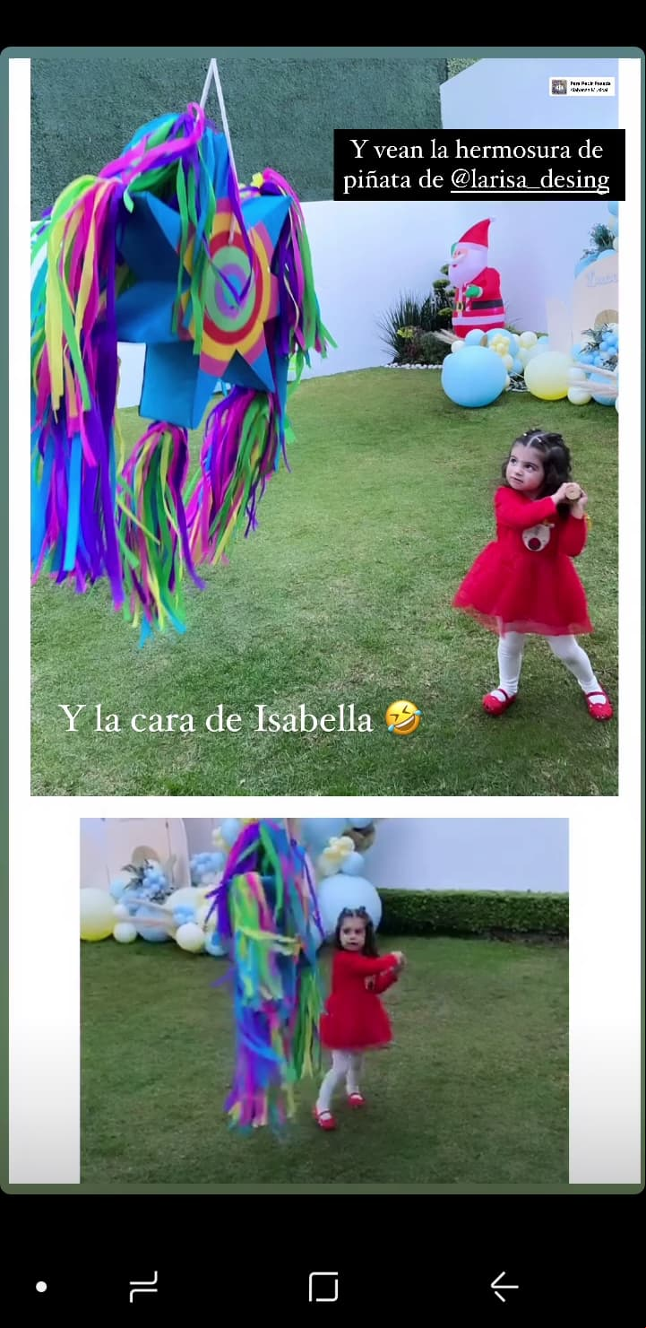 Después de que los tres niños del evento tuvieron la oportunidad de hablar con Santa Claus, rompieron la tradicional piñata, la cual era de colores.
