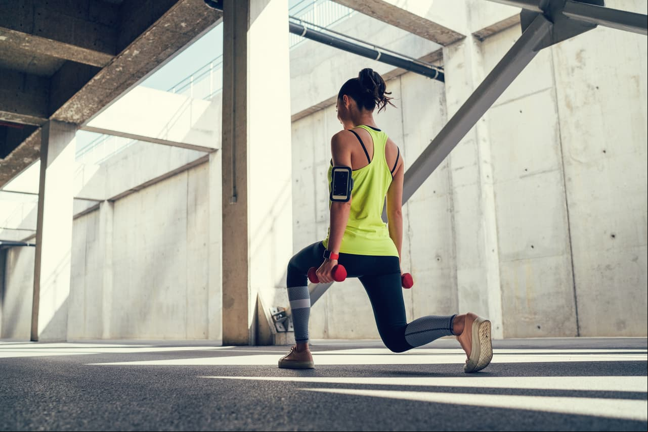 3. Flexiones. Combina las sentadillas con flexiones, de esta forma trabajarás los muslos, el abdomen y los brazos.