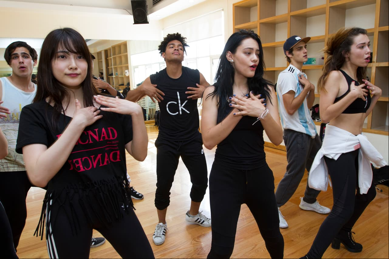 Lo primero que hace la banda en su día a día es ensayar las coreografías de cada tema.