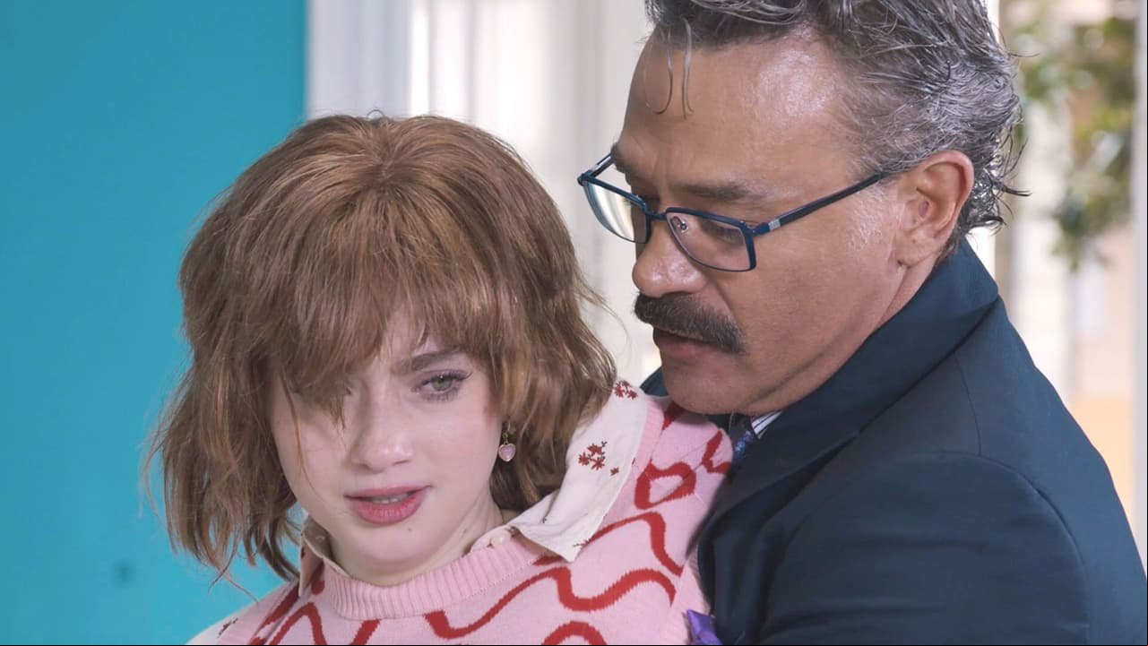 Brenda cachetea a Dante