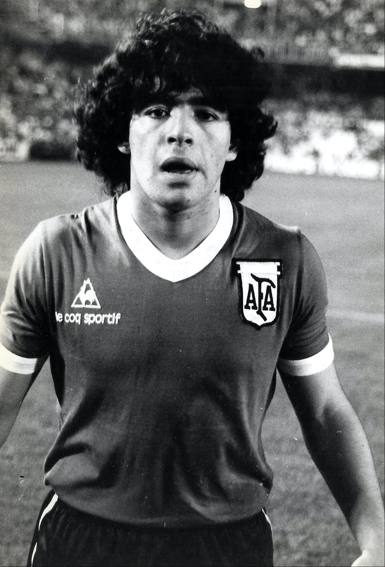 Y es que, de acuerdo con el testimonio del periodista mexicano, Fernando Schwartz, durante el tiempo que es futbolista permaneció en México para el partido amistoso entre el Boca Juniors y el América en 1982, el delantero accedió a darle una primicia bajo la condición de poder ver a la actriz.