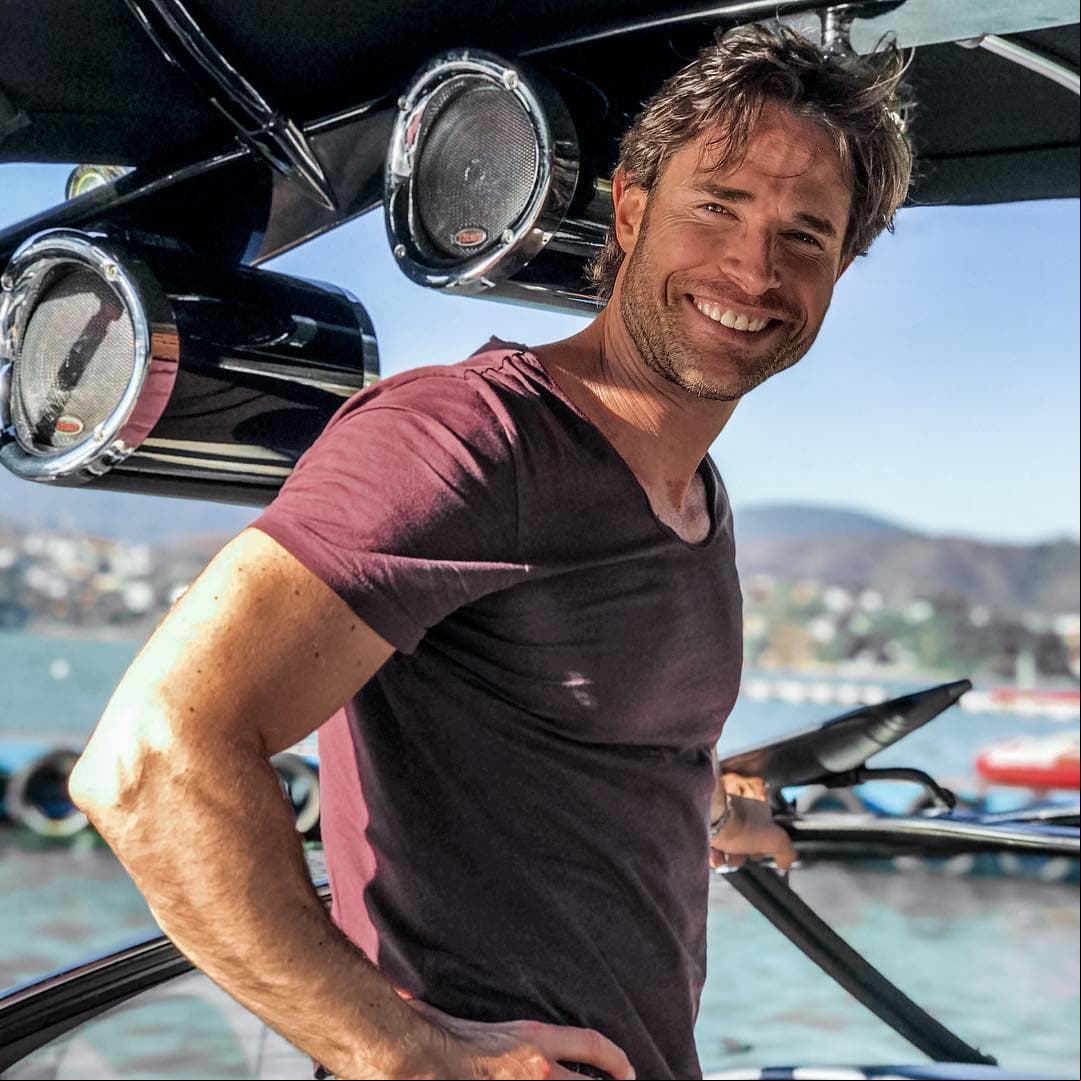 "Tú mi cielo, cada día me cautivas más con tu corazón valiente, eres todo terreno y los caminos te sobran, yo quiero ser fuerte para amarte con toda la ternura que mereces, para entregarte todo lo bueno que haya en mi", precisó la actriz.