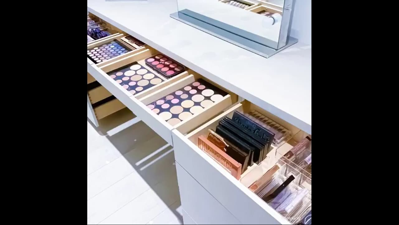 También tiene un espacio especial para su maquillaje.