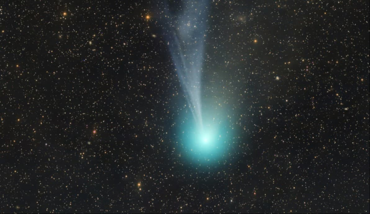 El cometa 12P/Pons-Brooks, que se dirige a su próximo perihelio el 21 de abril, es cada vez más brillante. La coma verdosa de este cometa periódico de tipo Halley es relativamente fácil de observar con telescopios pequeños. Sin embargo, la cola azulada de iones que se desprende ahora de la coma del cometa activo y que es azotada por el viento solar, es tenue y difícil de seguir.