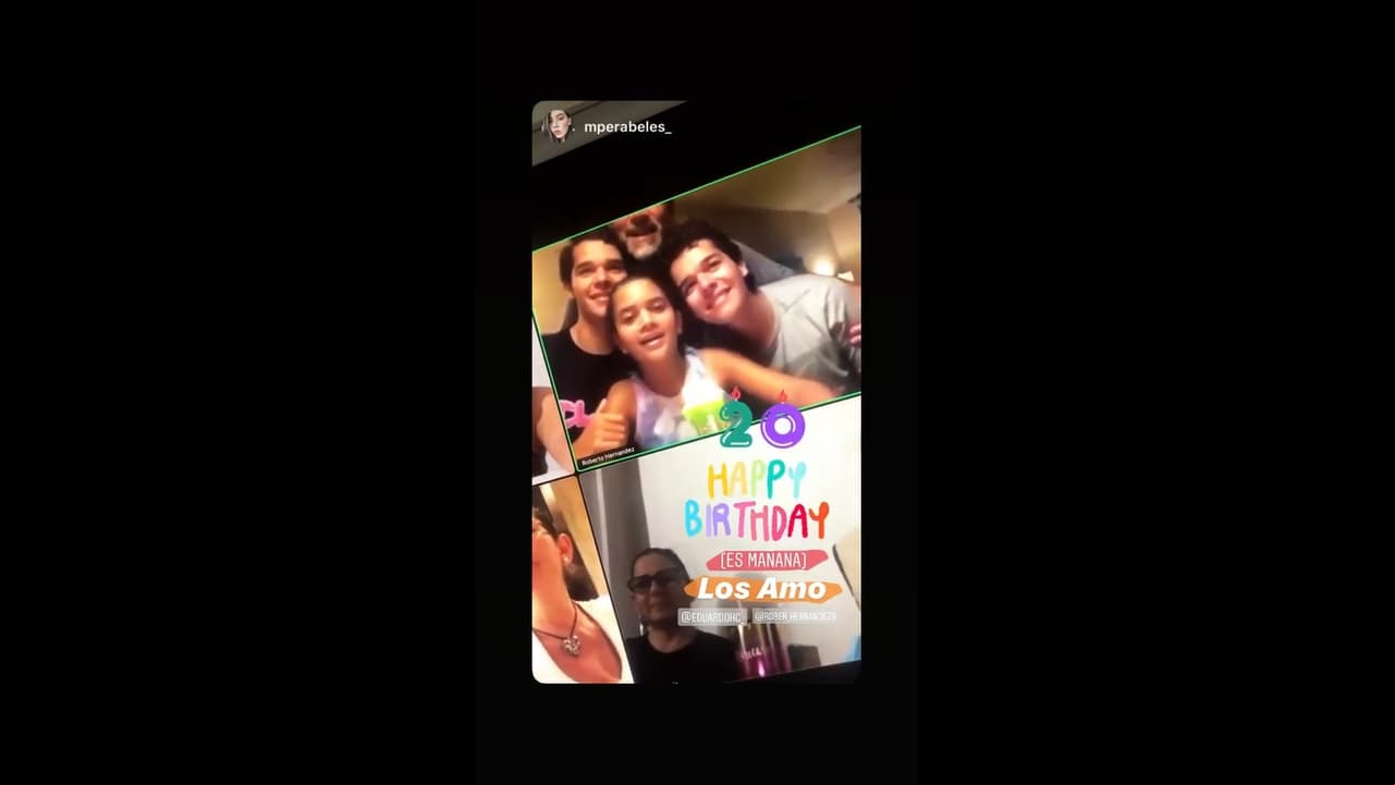 Horas antes de cumplir 20 años, Roberto y Eduardo tuvieron una videollamada con algunos  de su familia paterna, quienes les cantaron las tradicionales ‘Mañanitas’. En la imagen los jóvenes aparecen junto a su media hermana Julia y se alcanza a ver a su papá Eduardo Santamarina.