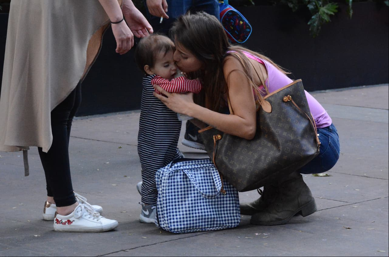 Con un tierno beso, Michelle Renaud demostró que su mejor papel en la vida es el de ser madre.