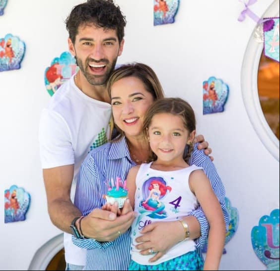 La actriz y conductora de televisión Adamari López se comprometió con Toni Acosta, el amor de su vida, y padre de su hija. Ya comenzaron también con los preparativos de la misma. Al esperado evento acudirán solamente sus familiares y amigos más cercanos.