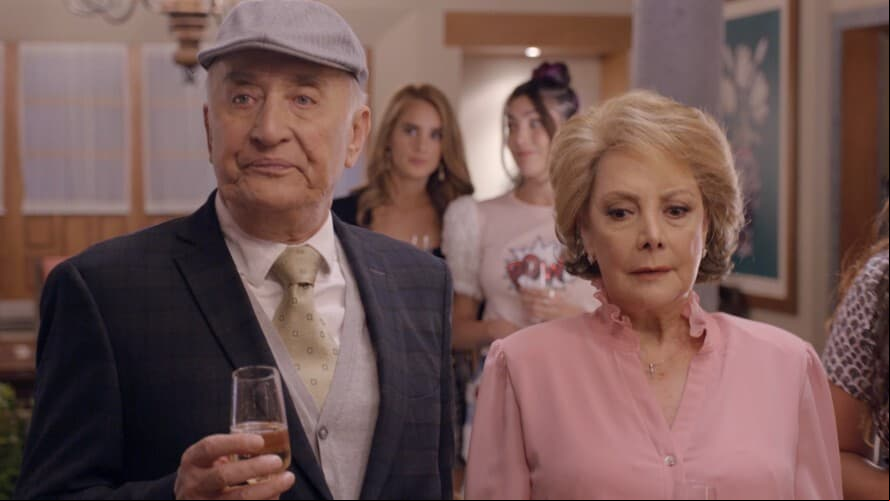 “Fue un placer compartir con Jacqueline porque es indiscutible la alegría, la picardía del texto de esta telenovela, las sonrisas recaen en ‘Maty’ y ‘Jaimito’ y el humor de ellos dos proviene en que de la relación que es a la inversa, ella hace el papel de la impetuosa y yo soy muy tímido”, dijo el actor.