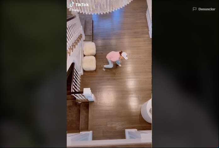 Al final de las escaleras está una pequeña estancia con sillones, tipo taburetes, de color blanco.