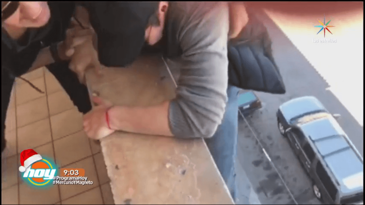 VIDEO: ¡Checa por qué Omar Chaparro estuvo a punto de aventarse de un balcón!