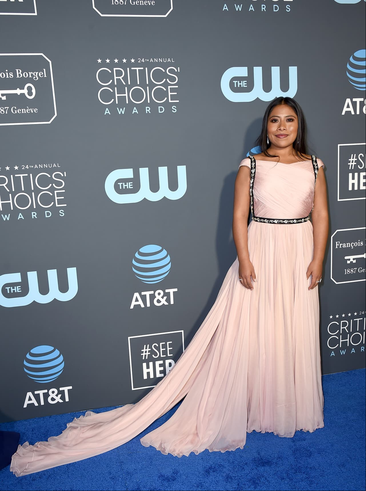 Te mostramos cómo lució la actriz mexicana Yalitza Aparicio en los Premios Critics’ Choice.