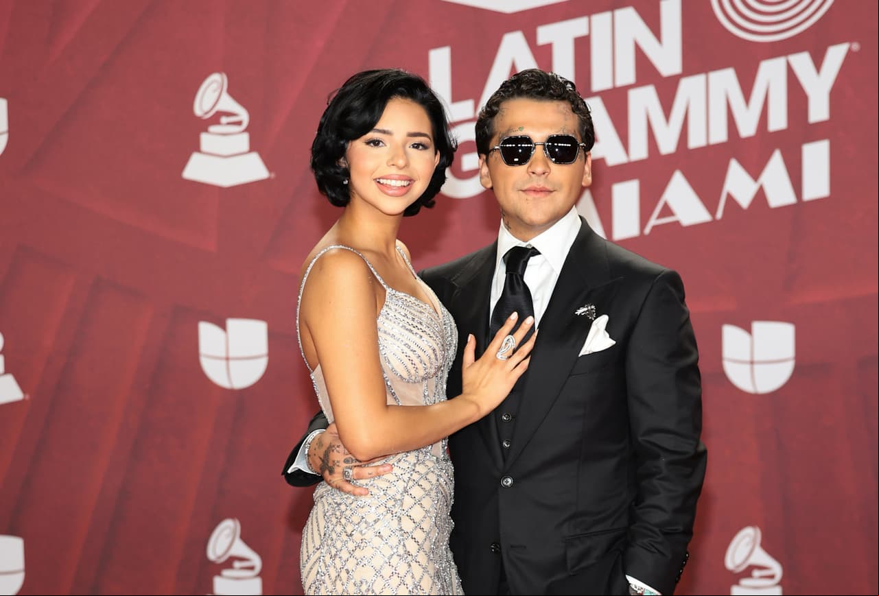 ¡Se dan tremendo beso! Ángela Aguilar y Christian Nodal en la alfombra roja de los Latin Grammys 2024