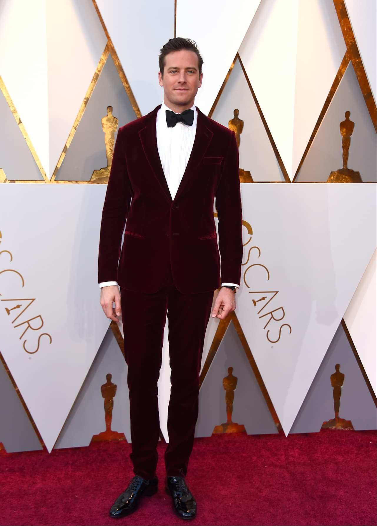 Armie Hammer fue uno de los más guapos de la noche con un smoking impecable.