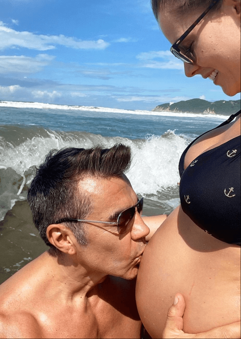 Uno de los sueños de Adrián Uribe era el volver a ser padre, y hace unos días se hizo realidad. El comediante y su prometida, Thuany Martins recibieron a su primera hija en común el 24 de octubre.
<br>
<br>La pequeña nació por parto natural y el también actor aplaudió la valentía de su pareja con un emotivo texto que compartió en Instagram.