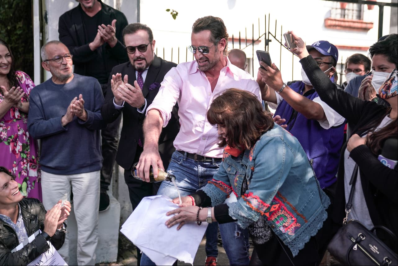 Como tradicionalmente se ha hecho en las telenovelas de Ángelli Nesma, Gabriel Soto regó con champaña el libreto de esta historia, a manera de ritual de buena suerte.