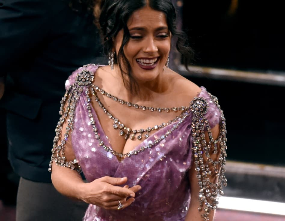 La actriz Salma Hayek causó polémica con su vestido Gucci en los Premios Óscar y generó muchos memes.