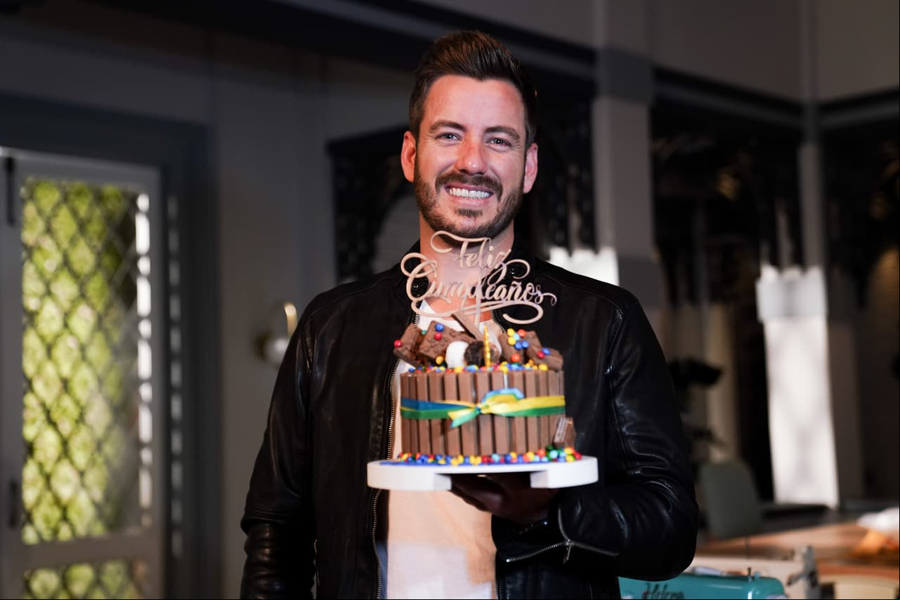 La producción de 'Diseñando tu Amor' sorprendió al actor Juan Diego Covarrubias con un pastel para celebrar su cumpleaños.