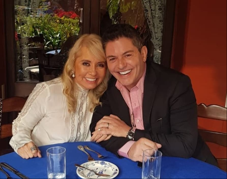 Ernesto y Patricia se conocieron gracias a la productora Carla Estrada. “Soy de Miami, mi vecina era Carla Estrada, mi papá es muy amigo de ella. Un día se estaban cambiando de departamento y, todavía, no tenían teléfono ni Internet. A ella le tenía que llegar una entrevista, de un artista, entonces llegó a mi casa un fax y me pidió mi mamá que se lo subiera. Entonces, se lo subí y ahí estaba Ernesto”, dijo la esposa del conductor a People en Español en octubre de 2019.