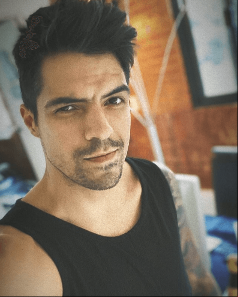Golpiza al hijo de Lupita D’AlessioCésar, hijo menor de Lupita D’Alessio, denunció el 16 de diciembre que fue brutalmente golpeado tras una presentación que dio en el Estado de México. En la grabación que compartió a través de su cuenta oficial de Instagram, se observa al joven con la cara ensangrentada y relata que fue contratado para cantar en un evento privado por tres horas, pero que se extendió hasta cinco.