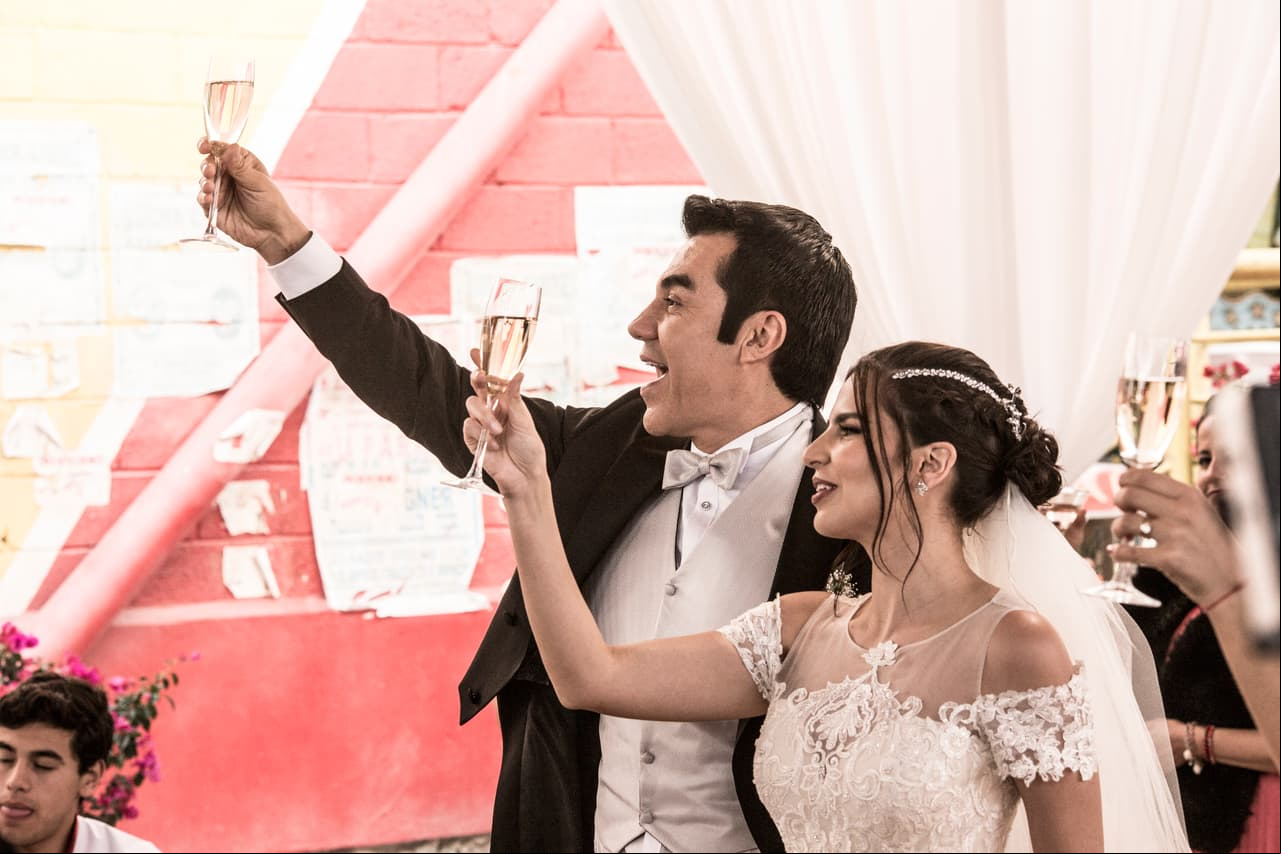 Al final, los novios brindaron por la unión, la familia y el amor.
