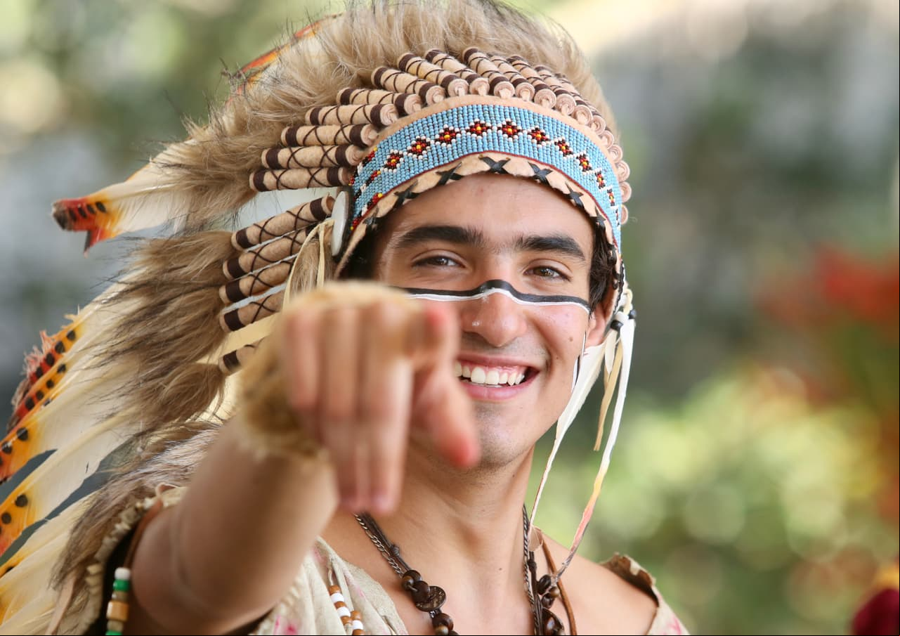 Juandi eligió un look de apache y nos saludó a la cámara.