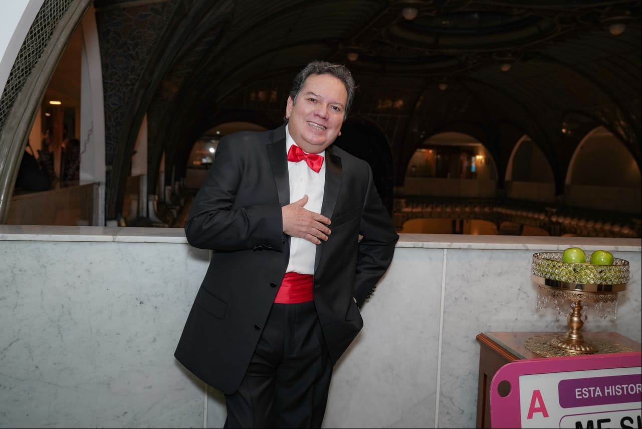 Jorge 'El Coque' Muñíz hace un doble papel en 'Sergio el bailador', tema entonado por Bronco.