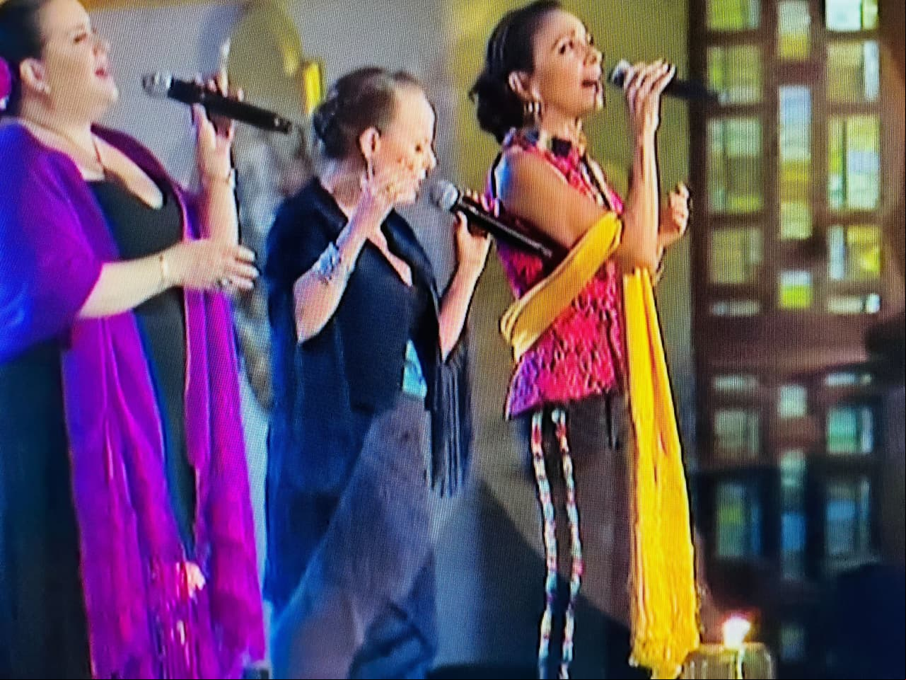 Mayte, Isabel y Fernanda, de Pandora, también dedicaron un emotivo discurso antes de cantar el éxito de Juan Gabriel, “Amor Eterno”. “A lo que se han ido, dulce madre de Guadalupe, de tu mano hemos aprendido a decir adiós a quienes amamos”, dijo Mayte.
