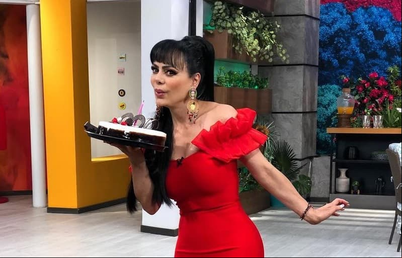 Maribel Guardia celebra su cumpleaños en el programa Hoy y luce espectacular vestido rojo
