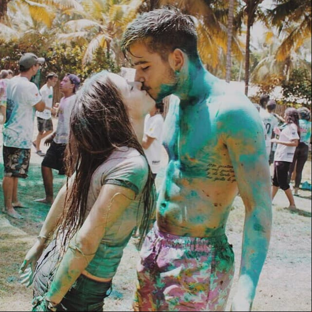 La pareja se conoció en Colombia, en 2014, durante la presentación de un nuevo shampoo para niños, evento en el que ambos fueron contratados por separado. “En ese momento fue muy normal porque ella tenía novio y yo tenía novia”, contó Camilo en su canal de YouTube.