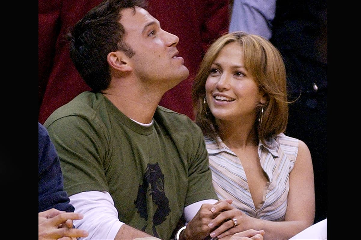 Ben Affleck. La relación con el galán de Hollywood quizá fue la más mediática de su historial amoroso al grado de apodarlos “Bennifer”. Este amor surgió en el set de la película "Gigli". Tras planear casarse en septiembre de 2003, selló su compromiso con un anillo con un diamante rosa de más de 6 quilates, diseñado por Harry Winston y valuado casi en 2.5 millones de dólares, según medios estadounidenses.