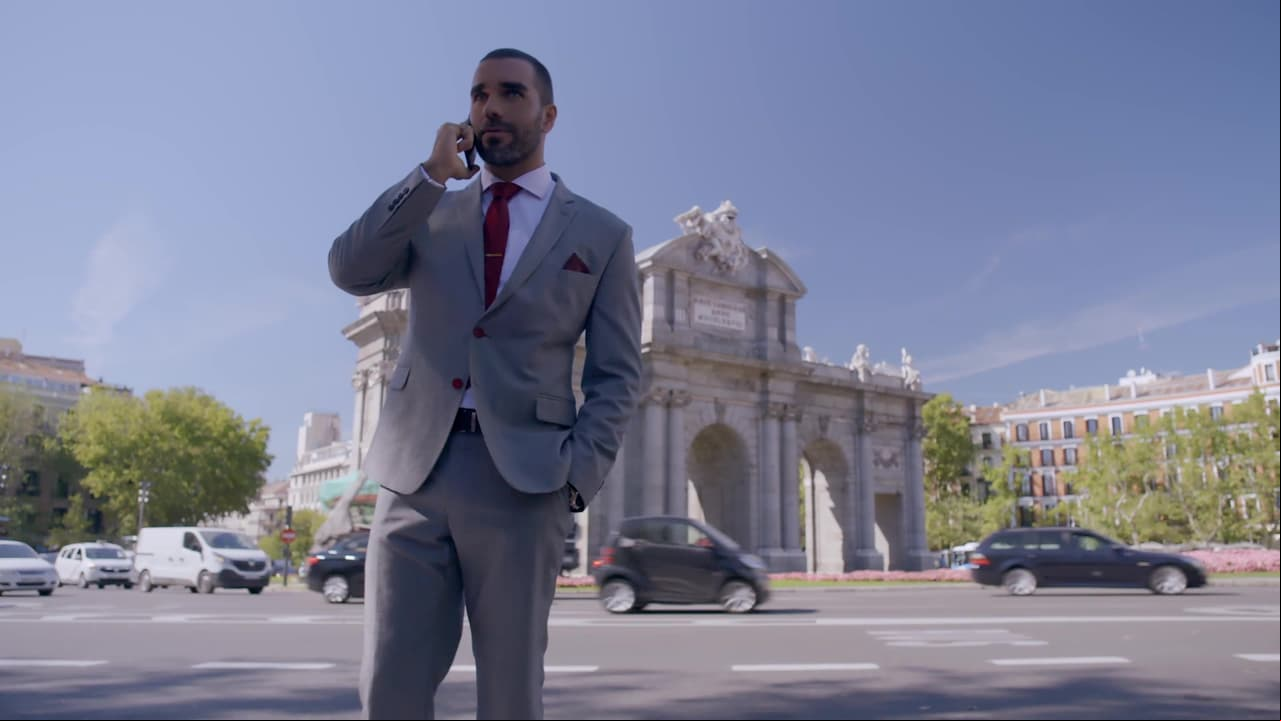 También los espacios del centro histórico de Madrid como la Plaza Mayor, la Plaza de Isabel II y la Plaza de Oriente, incluyendo escenarios más cosmopolitas como la Gran Vía, la Plaza de Colón y la Plaza de Neptuno, ubicados en la parte histórica de la capital española.