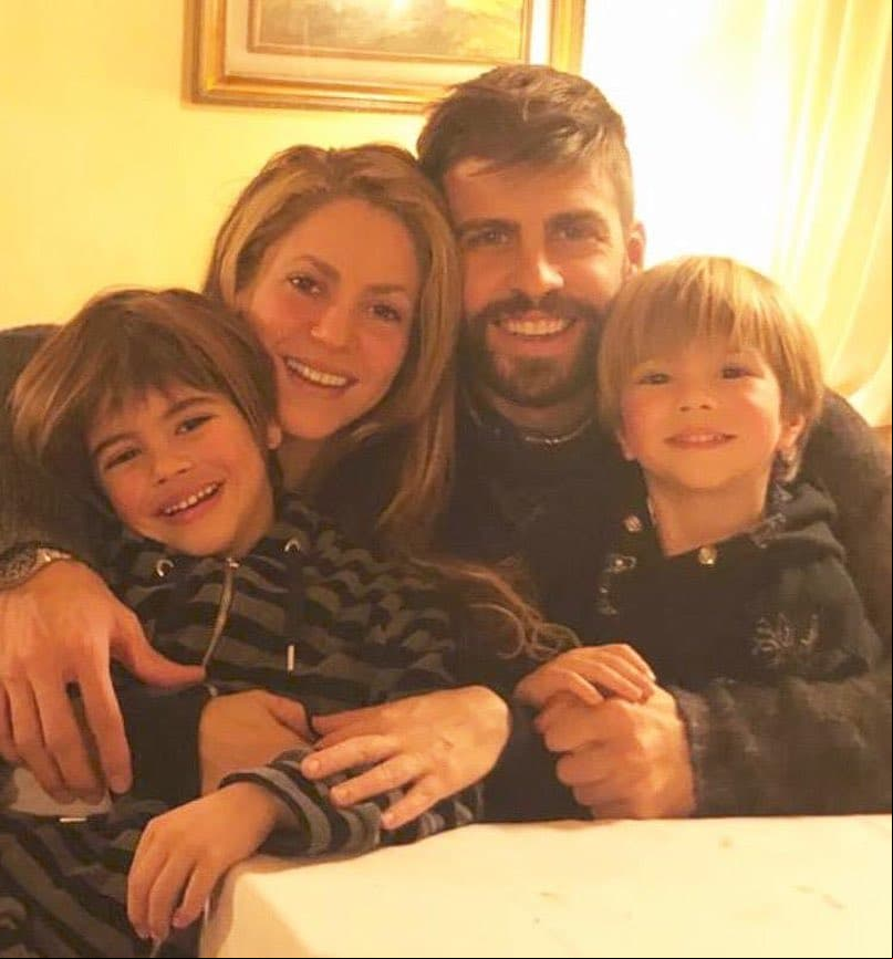 Shakira. En diciembre de 2018, la colombiana compartió una foto familiar en su perfil social, misma que fue elogiada por sus fans, pues dejaba ver la belleza natural de la cantante.
