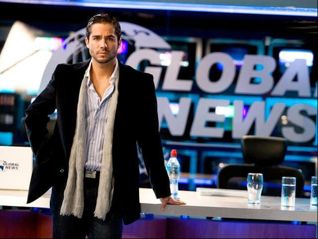 En la producción de José Alberto ‘El Güero’ Castro ‘Los éxitos Pérez’, el joven dio vida a ‘Tomás, quien estaría enamorado de ‘Gonzalo’ (Jaime Camil). En 2009, apareció una escena en la que los dos hombres se besan.